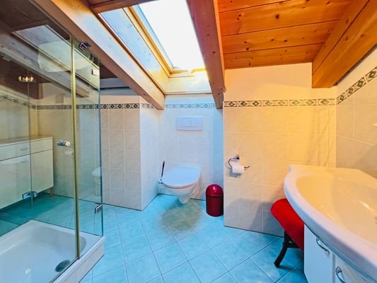 Badezimmer im Dachgeschoss