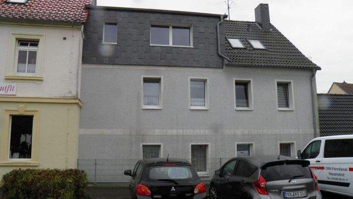 Hausrückseite mit Dachgaube, Richtg. Parkplatz