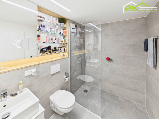 Dusche im Badezimmer OG