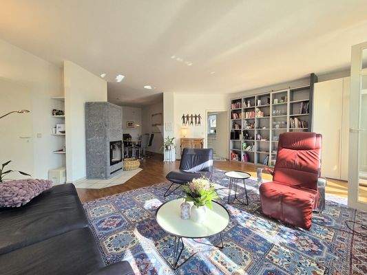 Einladendes Wohnambiente mit Kamin