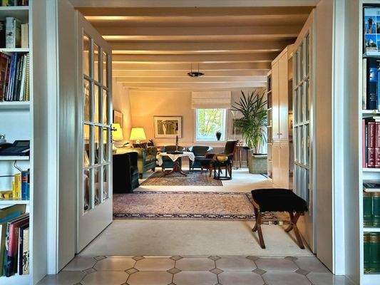 Esszimmer mit Blick in den Wohnbereich