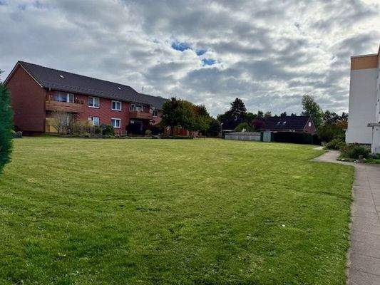 Große Rasenfläche vor dem Haus