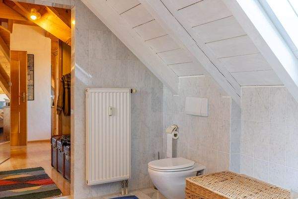 Wohnen über dem See – Charmante Maisonettewohnung mit Alpenpanorama