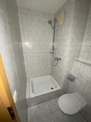 Kleines Badezimmer mit Dusche