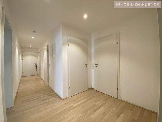 Gang mit Spotbeleuchtung