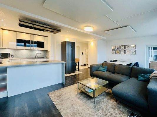 offen gestaltetes Wohnzimmer mit Küche