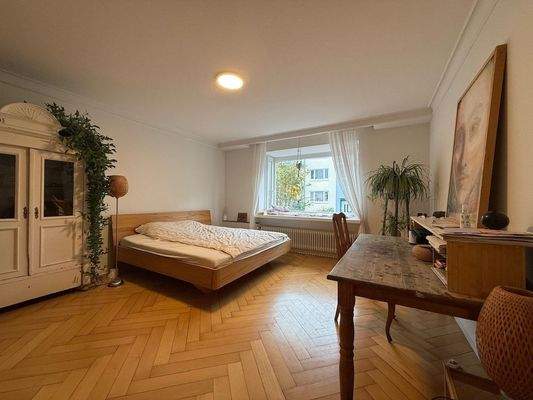 Wohnzimmer mit Fischgräd-Parkett