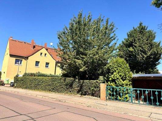 Haus von hinten mit Garage