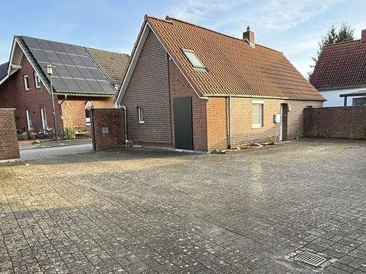 Hoffläche und Blick zur Straße