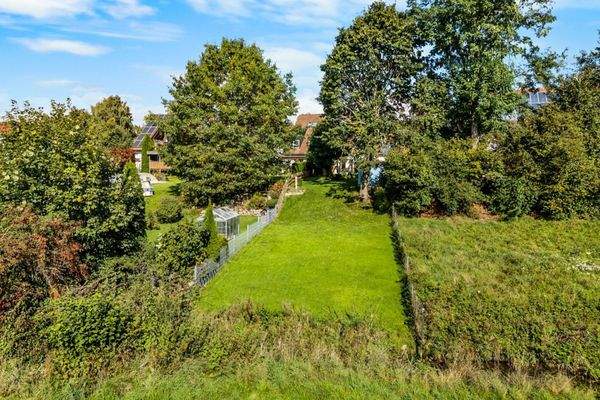 Gartenansicht am Bachlauf