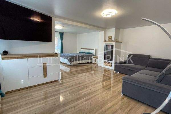 Schlafzimmer mit Wohnecke.jpg