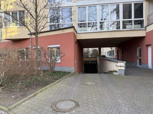 Blick zur Tiefgarageneinfahr