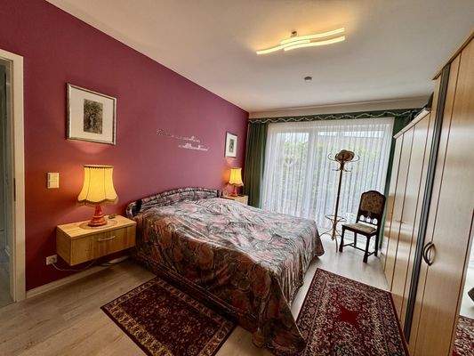 Schlafzimmer mit Terrassenfenster