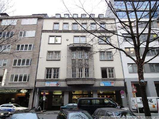 stilvolle Fassade und überdachter Eingangsweg