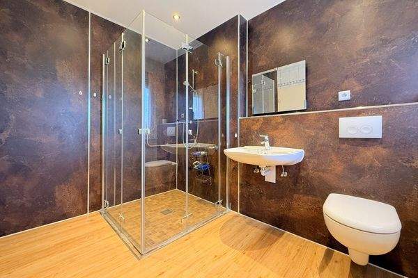 renoviertes Badezimmer mit ebenerdiger Dusche