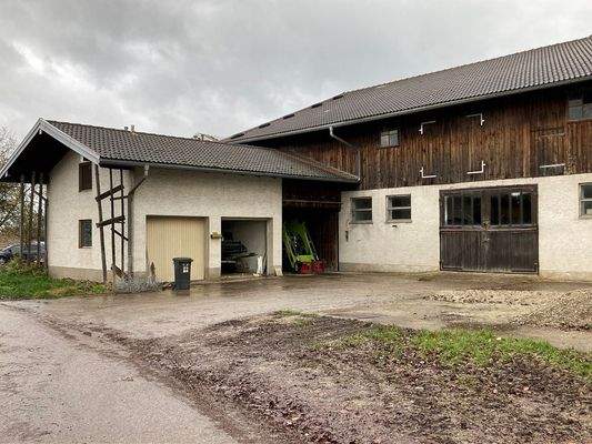 Garagen und Stallung