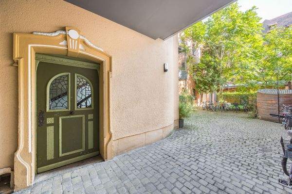 Eingangstüre und Zutritt zum Hinterhof