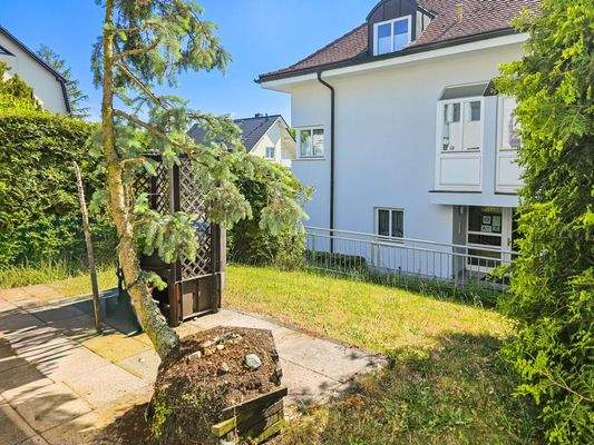 Terrasse und grüner Innenhof