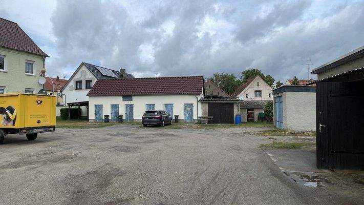 Hofbereich mit Garagen und Nebengebäude