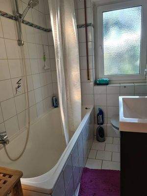 Badezimmer mit Fenster