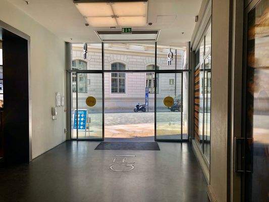 Eingang Augustusstraße zum Ladengeschäft.jpg