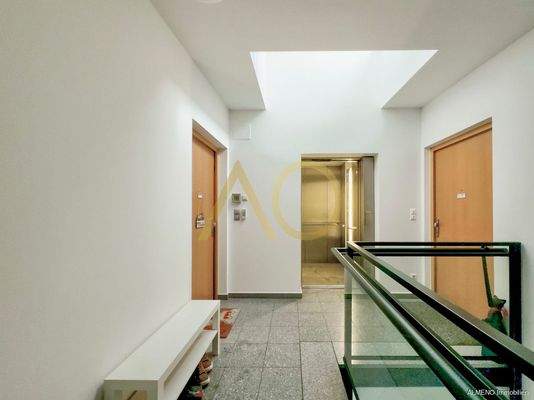 Der Lift im hellen Stiegenhaus zum Penthouse Kufstein