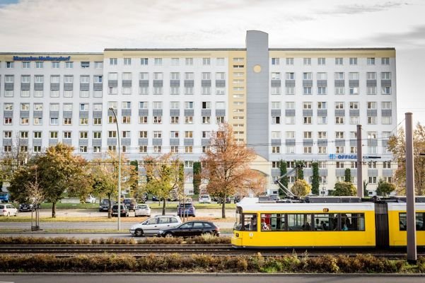 RHIN Exterior mit Straßenbahn.jpg