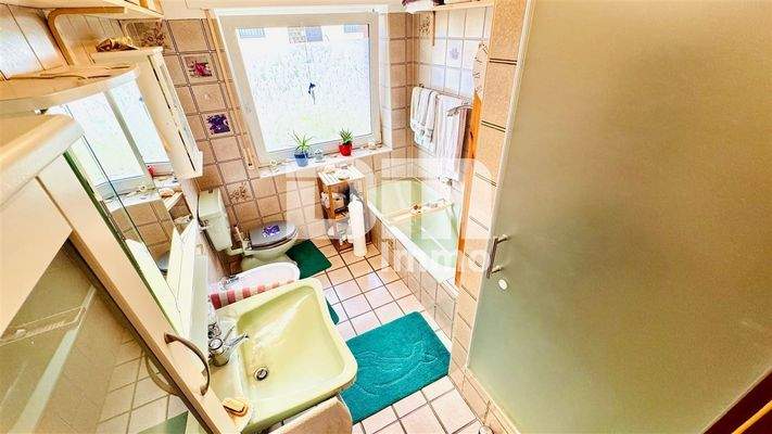 EG Badezimmer / Wanne / Dusche / Bidet