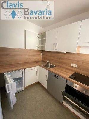 neue moderne Küche mit Spülmaschine und Kühlschrank