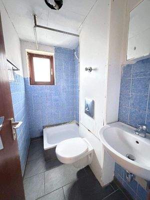 Bad unrenovierte Whg.JPG