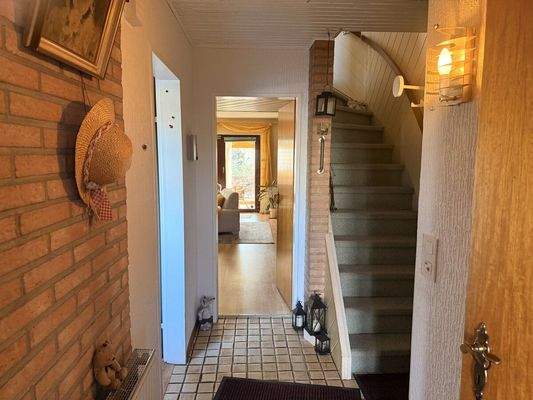 Flur mit Treppenaufgang ins OG