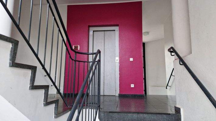 Treppenhaus mit Aufzug