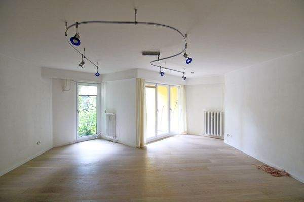 Geräumiges Schlafzimmer (vermutlich teilbar)