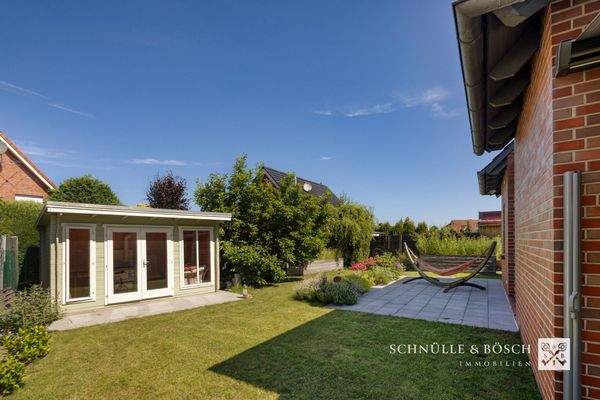 Das Gartenhaus bietet viel Stauraum und ein Plätzchen für kältere Tage