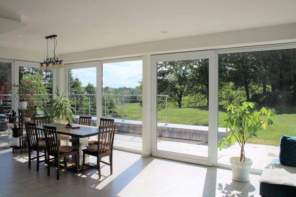 Große Fensterflächen 