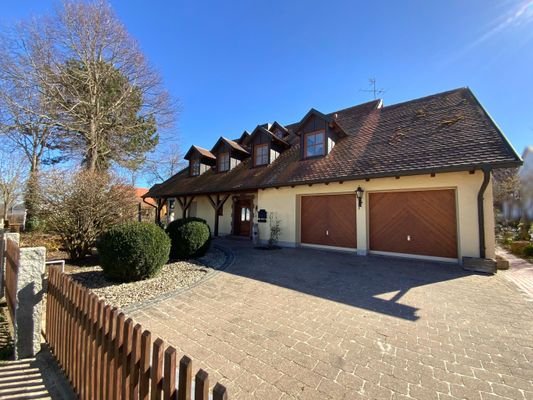 Doppelgarage und Hofbereich