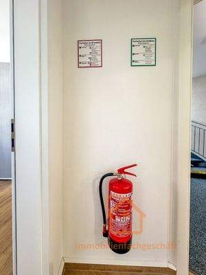 Feuerlöscher im Büroflur