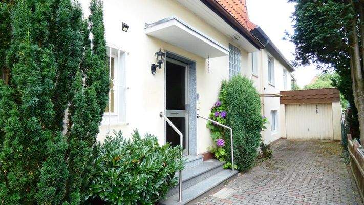 Eingangsbereich mit Blick zur Garage