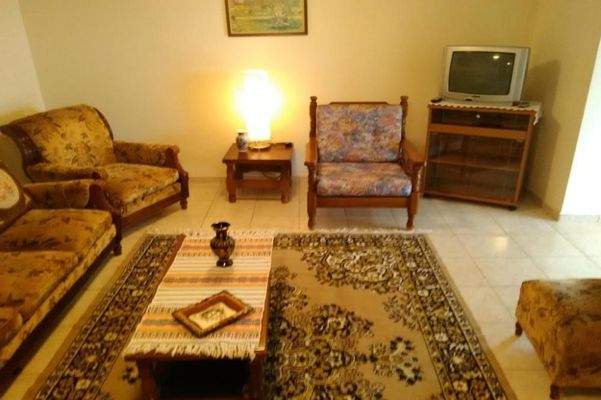 Kreta, Ammoudara: Haus mit 3 Wohnungen in Meeresnähe zu verkaufen