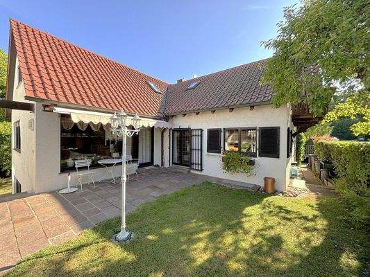 Hausansicht mit Garten im EG