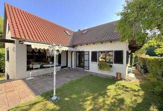 Hausansicht mit Garten im EG