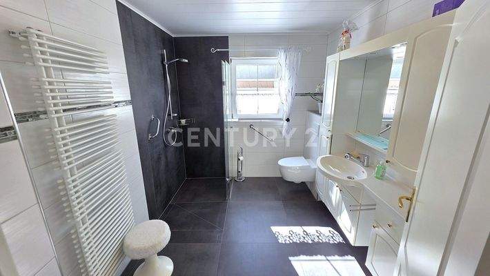 Neues hochmodernes Badezimmer im EG mit bodenebener Dusche