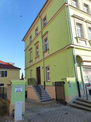 Die Hofeinfahrt von der Straße aus