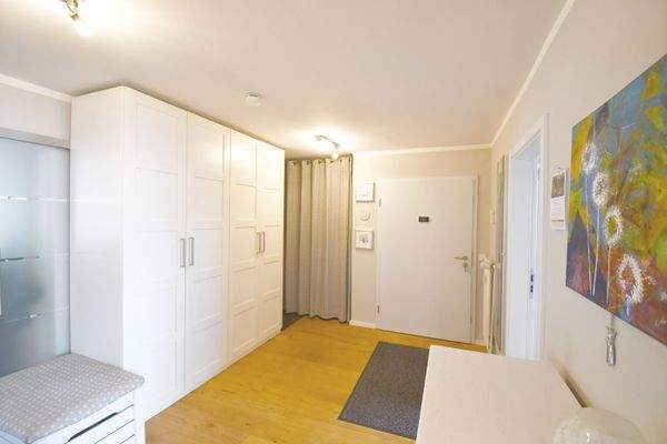 Flur mit Eingangstür