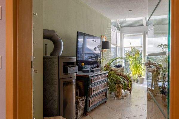 Zauberhafte Maisonette-Gartenwohnung mit XXL-Garage, Carport und eigenem Garten – Baujahr 2007