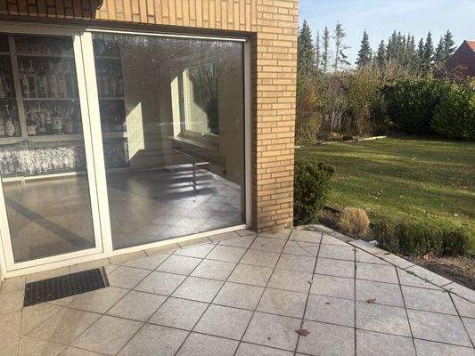 gemütliche Terrasse mit Markise