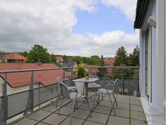 Esstisch auf dem Dachbalkon