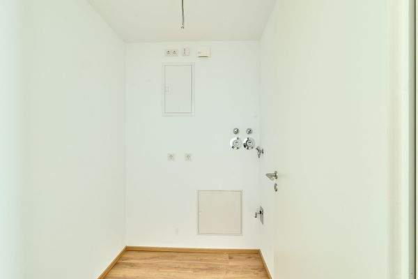 Leo III N 6.6. Haushaltsraum mit Waschmaschinenans