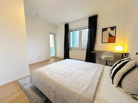 Helles Schlafzimmer mit Balkon