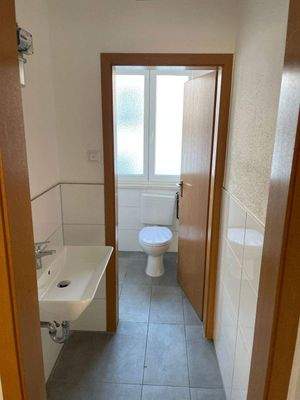 WC und WC-Vorraum mit Handwaschbecken